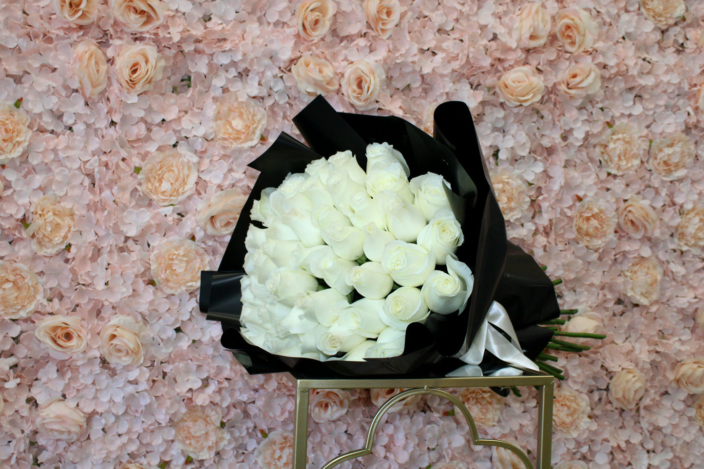 PROUD WHITE ROSES